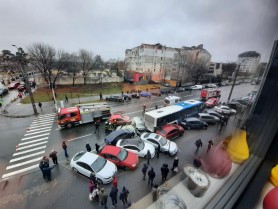 VIDEO // Accident GRAV în centrul Capitalei. Un autobuz a avariat peste 10 mașini